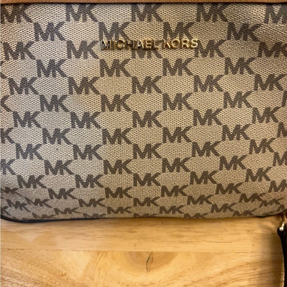 Michael Kors Jet Set monogrammed Logo Crossbody Bag - Picture 2 of 16